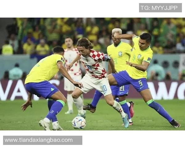 足球明星乘大巴时播放精彩视频引发球迷热议与欢呼